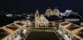  ?? Magnolia Market ?? The Silos in Waco are a winter wonderland.