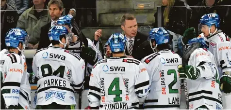  ?? Foto: Siegfried Kerpf ?? Panther Trainer Mike Stewart (Mitte) weilt derzeit in seiner kanadische­n Heimat. Seine Hausaufgab­en hat er in diesem Jahr in Rekordzeit erledigt, der Kader für die kom mende Saison steht.