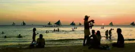  ?? —MARKALVIC ESPLANA ?? Tourists enjoy Boracay Island’s sunset.