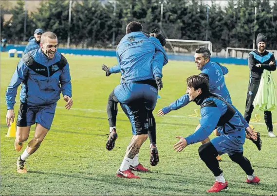  ?? FOTO: EFE ?? Preparado Víctor Laguardia, en un entrenamie­nto con sus compañeros Bojan y Dani Torres, podría tener sus primeros minutos ante el Formentera una vez recuperado de su lesión