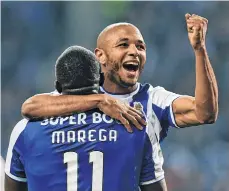  ?? /EFE ?? Moussa Marega (izq.) celebrat con Yacine Brahimi después de anotar el gol de la victoria sobre el Tondelá.