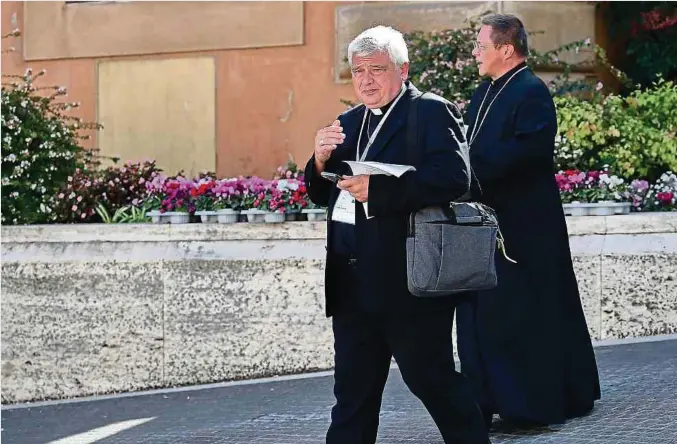  ?? Foto: Mondadori Portfolio via Getty Images ?? Kardinal Konrad Krajewski (Mitte) genießt das Vertrauen von Papst Franziskus.