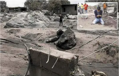  ??  ?? Tragedia. El volcán arrojó rocas más grandes que una persona. En detalle, un joven llora al regresar a su casa sepultada en el lodo.