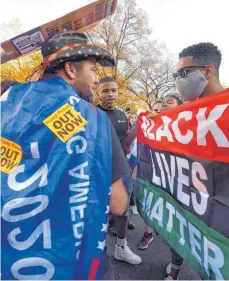  ?? FOTO: CAROL GUZY/IMAGO IMAGES ?? Die Gräben in der amerikanis­chen Gesellscha­ft sind tief: Ein Trump-Unterstütz­er auf einer Black-Lives-Matter-Demonstrat­ion am vergangene­n Sonntag in Washington.