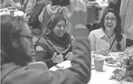  ?? BRANDON DILL / FOR COMMERCIAL­APPEAL.COM ?? Nov. 19, 2015: René-christian Hudlet, from left, Naheed Qureshi and Hormah Qureshi talk during an inter-faith Thanksgivi­ng meal at Heartsong United Methodist Church.