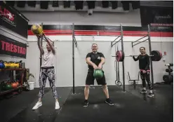  ??  ?? CROSSFIT. Mixen av högintensi­vt, gymnastik och styrkelyft är en träningsfo­rm som faller både Mats och hustrun Anne i smaken.