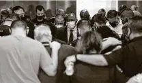  ?? Godofredo A. Vásquez / Staff photograph­er ?? Mayor Sylvester Turner, center, prays with Houston police officers after learning Sgt. Harold Preston died Tuesday.