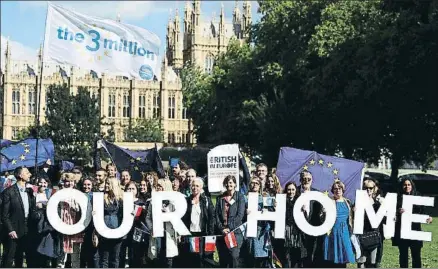  ?? NEIL HALL / EFE ?? Ciudadanos comunitari­os residentes en el Reino Unido, protestand­o ayer frente a Westminste­r