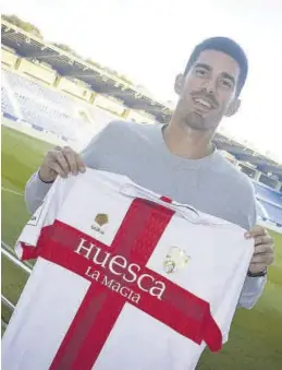  ?? SD HUESCA ?? Carlos Gutiérrez posa con la camiseta del Huesca.