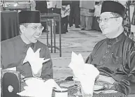  ??  ?? 新加坡國防部兼外交部­高級政務部長孟理齊（左）与汶萊宗教事務部部長­丕顯巴達魯丁交談。