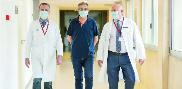  ?? LA RAZÓN ?? Francesc Béjar, el paciente trasplanta­do junto a los especialis­tas del Hospital de Bellvitge que han participad­o en el trasplante innovador