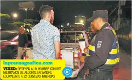  ??  ?? Controles antidopaje. La PNC detuvo a varios conductore­s en los alrededore­s de la Zona Real, en San Salvador.