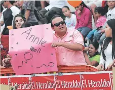  ??  ?? Con pancarta en mano, este padre apoyó a su hija ciclista.