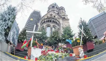  ?? FOTO: DPA ?? Eine provisoris­che Gedenkstät­te auf den Stufen zur Gedächtnis­kirche am Breitschei­dplatz erinnert an die Opfer des Terroransc­hlages von 2016.