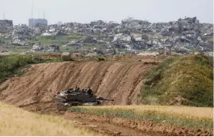  ?? (Amir Cohen/Reuters) ?? AN IDF tank holds a position near the Israel-Gaza border yesterday.