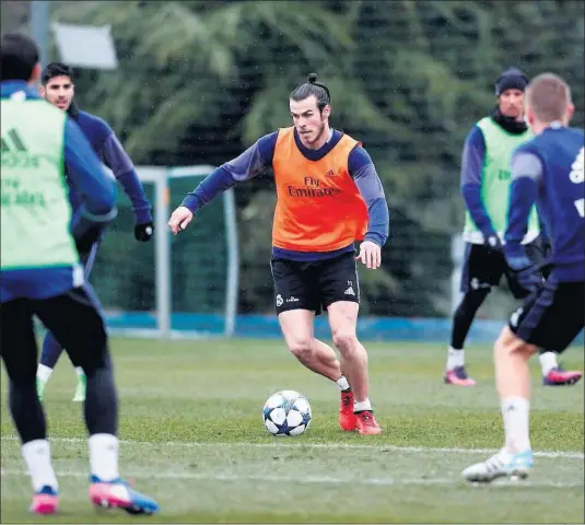  ??  ?? RECUPERADO. Bale, durante un ejercicio del entrenamie­nto de ayer. El galés completó la sesión al mismo ritmo que sus compañeros.
