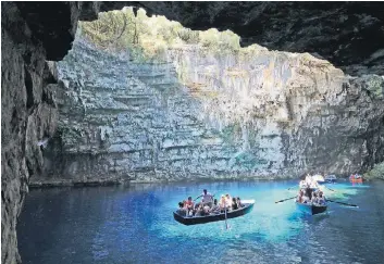  ?? FOTOS (3): EKKEHART EICHLER ?? In der Melissani-Höhle fahren Besucher über einen glasklaren und eiskalten See.