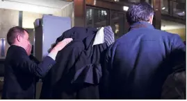  ?? (Photo AFP) ?? Souleyman Kerimov la tête dissimulée sous la robe de ses avocats à sa sortie de la cour d’appel d’Aix mardi soir.