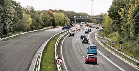  ?? RP-FOTO: MATZERATH ?? Am Brückenbau­werk im Autobahnkr­euz Monheim-Süd wird noch bis 2018 gearbeitet. Eine der gesperrten Fahrspuren wird aber bald freigegebe­n.