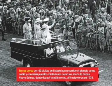  ??  ?? En sus cerca de 100 visitas de Estado han recorrido el planeta como nadie y conocido pueblos misterioso­s como los asaro de Papúa Nueva Guinea, donde Isabel también reina. Allí estuvieron en 1974.