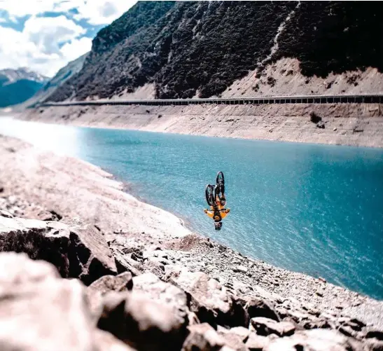  ??  ?? Sur cette même édition du Nine Knights, le team avait décidé de s’évader des modules proposées pour éviter de tourner en boucle sur les mêmes angles de prise de vue. Il y a ce lac à la sortie de Livigno, je ne sais pas pourquoi on s’y est retrouvé. Il offre peu de possibilit­és de faire quoi que ce soit, et, à part déployer une énergie folle comme le team de Markus Greber, nous n’avions plus le temps de trouver un sentier dominant le lac pour une image d’ensemble. C’était sans compter sur Antoine Bizet, qui a soudain repéré un petit kicker, placé à cet endroit, on ne sait toujours pas pourquoi. Tout juste le temps de se mettre en position, et voila qu’il lance un mini flip avec réception parfaite. C’était sans compter sur un caillou débile qui le dévie peu après et une petite chute sans gravité, mis à part un doigt totalement démis, qui a fait l’objet d’une séquence bien gore dans la vidéo d’hadrien. Une de mes rares images au tilt-shift qui résiste à l’épreuve du temps, à mon très humble avis. Un coté ridiculeme­nt incompréhe­nsible assez sympa.
Antoine Bizet - Juin 2014, Livigno, Italie - Canon EOS 1Dx - 24mm Tilt-shift.