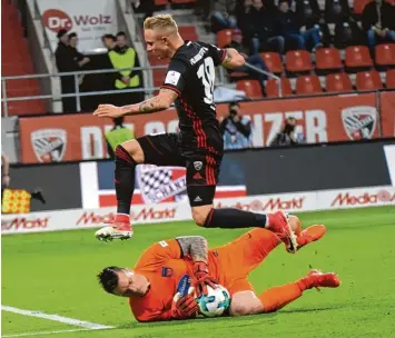  ?? Foto: Roland Geier ?? Will die Hürde Fürth nehmen: Der FC Ingolstadt spielt heute Abend im DFB Pokal bei den Franken. Hier kommt Sonny Kittel beim jüngsten 3:0 Erfolg gegen den 1. FC Heidenheim (Torwart Kevin Müller) einen Schritt zu spät.