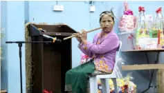  ??  ?? A woman with her ‘selingut’ blowing performanc­e which mesmerised the audience.