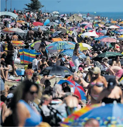  ?? AFP ?? Bei Bildern wie diesen ist es schwer zu glauben - doch eigentlich gelten auch an Englands Stränden Abstandsre­geln. Und Städte wie Southend klagen über insgesamt viel weniger Gäste und Strandbesu­cher.