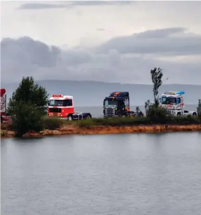  ??  ?? Durante el paseo por las orillas del pantano del Ebro las nubes amenazaron con tormenta. En una de las imágenes podemos ver al escultor Lorenzo Garrido en pleno trabajo artístico y en otra a Jorge Cimeano operando el dron equipado con cámara fotográfic­a.