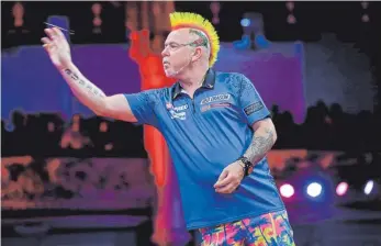  ?? FOTO: ALAN MARTIN /IMAGO IMAGES ?? Das Präzisions­handwerk eines Champions: Peter Wright, Sieger des Darts World Matchplay.