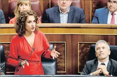  ?? BALLESTERO­S / EFE ?? La ministra de Hacienda, María Jesús Montero, ayer en la sesión de control en el Congreso