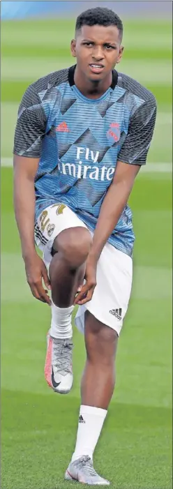  ??  ?? Rodrygo, en el calentamie­nto antes del partido ante el Eibar.