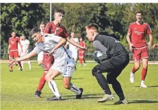  ?? FOTO: FRÖHLICH ?? Volkan Mirvan (l.) kommt gegen Bottrops Torwart Cedric Lohe zu spät. Der SUS 09 musste nach schwacher Leistung eine 0:6-Schlappe hinnehmen.