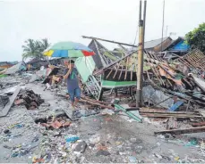  ?? FOTO: AFP ?? Ein Indonesier geht an Trümmern in einem vom Tsunami verwüstete­n Gebiet im Westen der Insel Java vorbei.