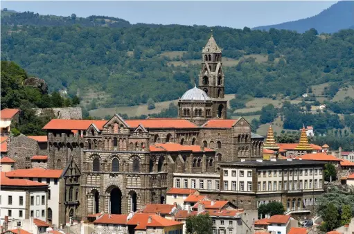  ??  ?? Le Puy-en-Velay (Haute-Loire) est le point de départ de la Via Podiensis vers
Saint-Jacques-de-Compostell­e (Galice).