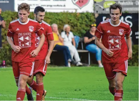  ?? Foto: Oliver Reiser ?? Valentin Walter (links) brachte den TSV Neusäß im Derby auf dem Westheimer Kobel in Führung. Zusammen mit Sascha Tesic und Andreas Kastenhube­r (rechts) wollen die Pecher–Schützling­e weiter auf dem Vormarsch bleiben.