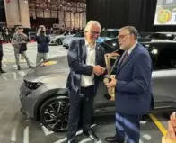  ?? ?? FDM's bilteknisk­e redaktør, Søren W. Rasmussen (tv.), overrakte som juryforman­d prisen til vicepraesi­dent for Renault Gilles Le Borgne.