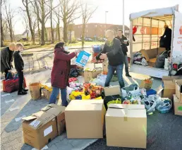  ?? BILD: Christian Quapp ?? Riesige Hilfsberei­tschaft: Kai Nowak (4. von links) und seine freiwillig­en Helfer waren überwältig­t von den zahlreiche­n Spenden, die am Montag in Bad Zwischenah­n abgegeben wurden.