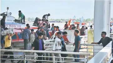  ??  ?? Passengers disembark at Sibu Express Boat Terminal.