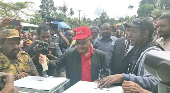  ?? Photo: The National ?? Prime Minister Peter O’Neill casting his vote in Kauwo, Pangia, the Ialibu-Pangia district in Southern Highlands on July 2, 2017. He was the first to vote in his village.