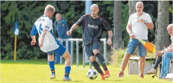  ?? FOTO: VOLKER STROMAIER ?? Der TSV Ummendorf (r. Eric Sommer gegen Bellamonts Daniel Brücher) nahm aus Bellamont alle drei Punkte mit und siegte 3:1.