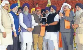  ?? HT PHOTO ?? Akali Dal chief Sukhbir Singh Badal presenting a commemorat­ive coin to governor VP Singh Badnore at an event in Sultanpur Lodhi on Friday. The Shiromani Gurdwara Parbandhak Committee brought out the coin to mark 549th ‘parkash purb’ of Guru Nanak.