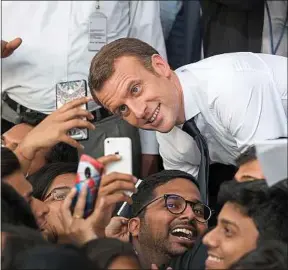  ??  ?? Emmanuel Macron se prête aux selfies avec des étudiants le 18 mars en Inde.