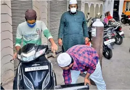  ??  ?? Mirza Mujahid Baig and his group provide oxygen cylinders to those in need