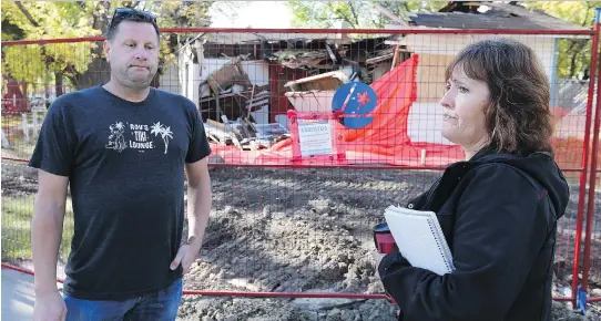  ?? PHOTOS: MICHELLE BERG ?? Caswell Hill residents Daniel Gerle and Shannon Vinish want the city to enforce its property maintenanc­e bylaw, citing a half-demolished house in Mayfair.