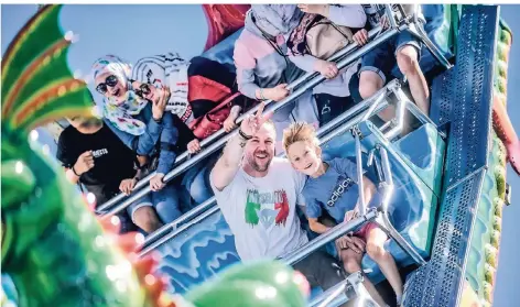  ?? FOTO: ANDREAS BRETZ ?? Das erste Kirmes-Wochenende in Düsseldorf begeistert­e Besucher und Schaustell­er gleicherma­ßen.