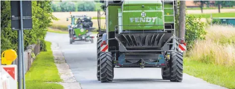  ?? FOTO: DPA/PHILIPP SCHULZE ?? Unfälle mit landwirtsc­haftlichen Fahrzeugen registrier­t die Polizei nur im öffentlich­en Verkehrsra­um.