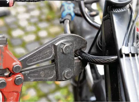  ??  ?? In Augsburg werden jeden Tag im Schnitt etwa drei Fahrräder gestohlen.
