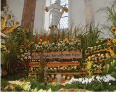  ?? Archivfoto: Schopf ?? Der Altar in der Gundelfing­er Kirche ist an Erntedank jedes Jahr ein absoluter Hingucker. Das Bild entstand 2018.