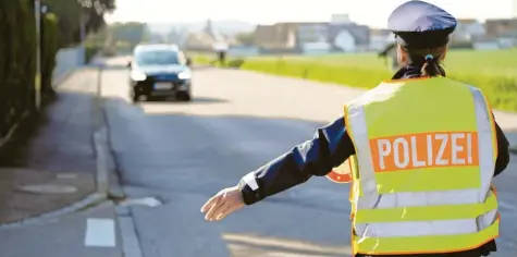  ?? Symbolbild: Christoph Lotter ?? Innerorts zehn Stundenkil­ometer zu schnell? Das kostet nun 30 Euro, doppelt so viel wie bisher.